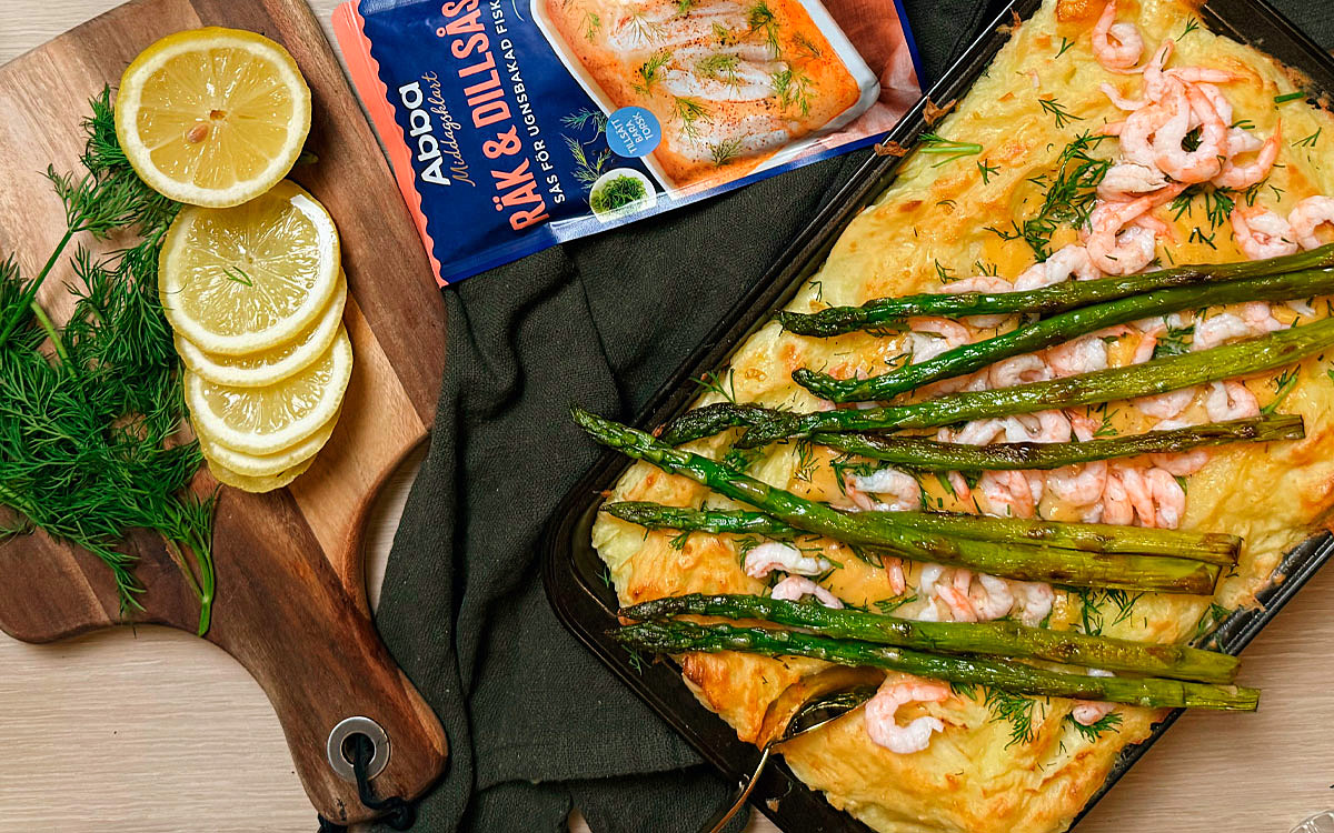 Fiskgratäng med Abba Middagsklart Räk & Dillsås, toppad med räkor och sparris