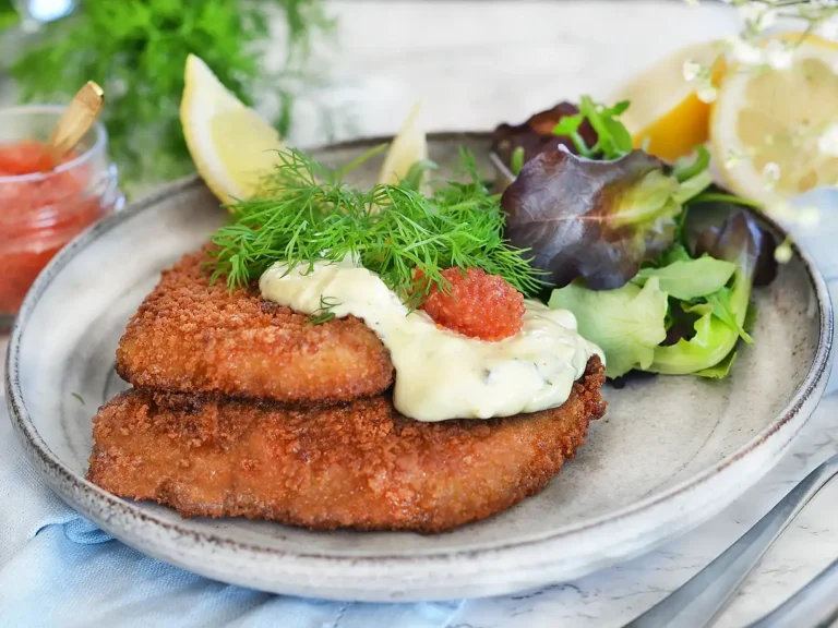 Tallrik med panerad rödspätta med remoulad, dill, stenbitsrom och sallad